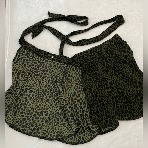 NWOT Abercrombie & Fitch Wrap Tie Mini Skirt - XS/S - Animal Print​ - Picture 5 of 8